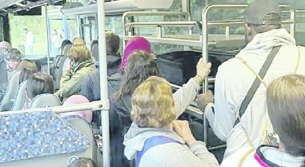 «Posso sedermi?», molestata sul bus. La ragazzina di Pesaro denuncia il passeggero 35enne