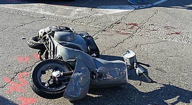 Incidente tra una Vespa e una bicicletta: 77enne in condizioni disperate