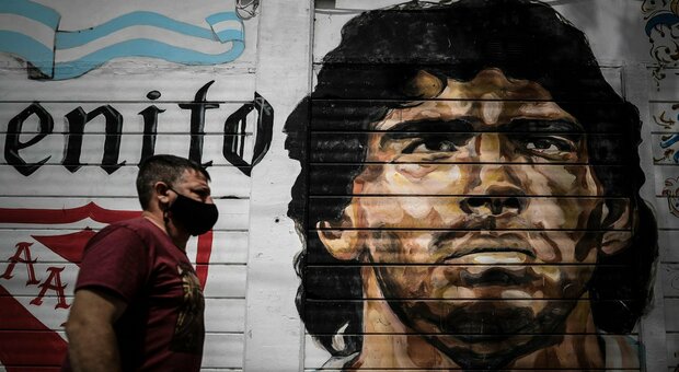 Maradona, 60 anni oggi: due vite vissute all'eccesso
