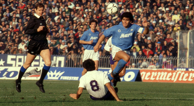 Diego Armando Maradona in azione.