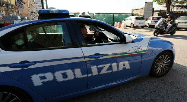 Napoli, minaccia la moglie con un palo di ferro: arrestato 48enne