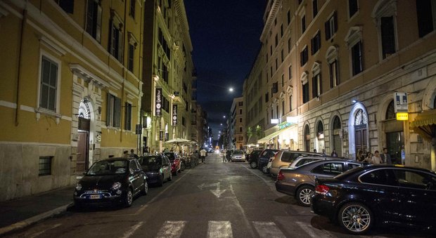 Finlandese stuprata a Roma, testimoni: «Urlava e piangeva, l'abbiamo soccorsa. Questa è una strada pericolosissima»