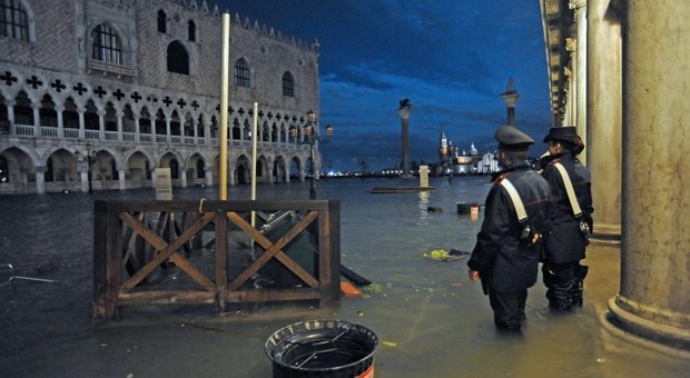 Venezia, chiusa piazza San Marco e stop ai vaporetti: marea a 154 cm, cala lentamente DIRETTA