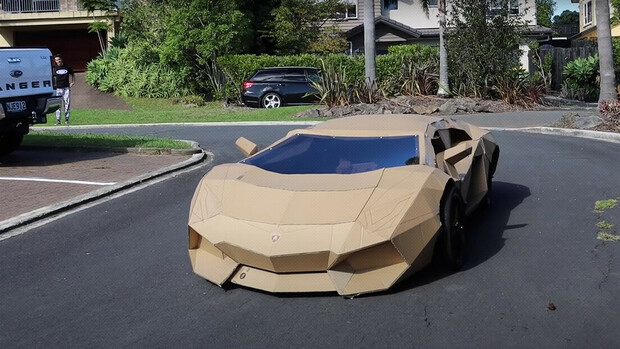 Uno youtuber costruisce una Lamborghini di cartone, la vende per più di 10.000 dollari e dona i soldi a un ospedale pediatrico