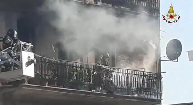 Palazzina distrutta dalle fiamme a Fidene, famiglie evacuate in piazza dei Vocazionisti