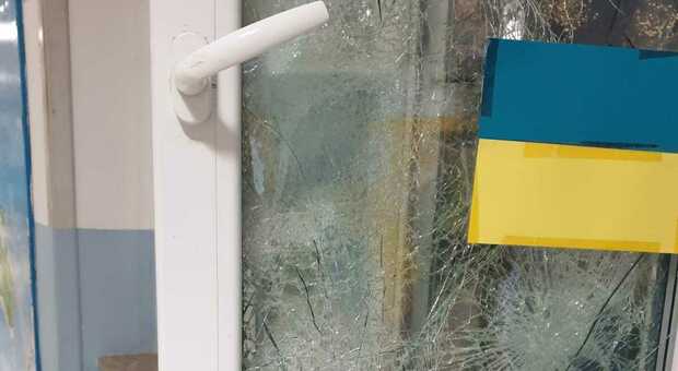 Ladro sfortunato, rompe la finestra per rubare a scuola, ma si ferisce e viene arrestato