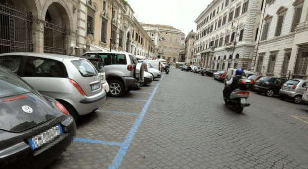 Roma, strisce blu a 1 euro fino a settembre: confermato lo stop ai rincari