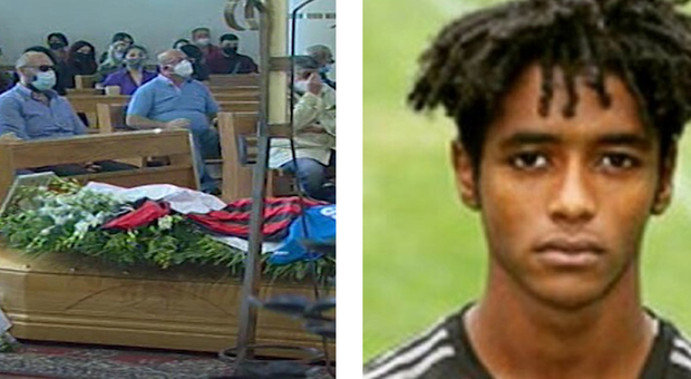 Seid, ex Milan suicida a 20 anni: «Sento gli sguardi schifati della gente». Il padre: «Non si è ucciso per razzismo». Il dolore ai funerali