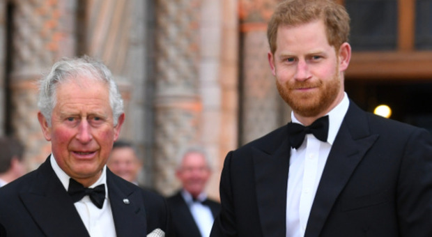 I sensitivi avvisano: «Il principe Harry verrà privato dei suoi titoli ma non da Re Carlo»
