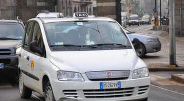 Milano, tassista trova 10 mila euro in auto e li restituisce: «Mi daranno dello stupido, sono solo onesto»