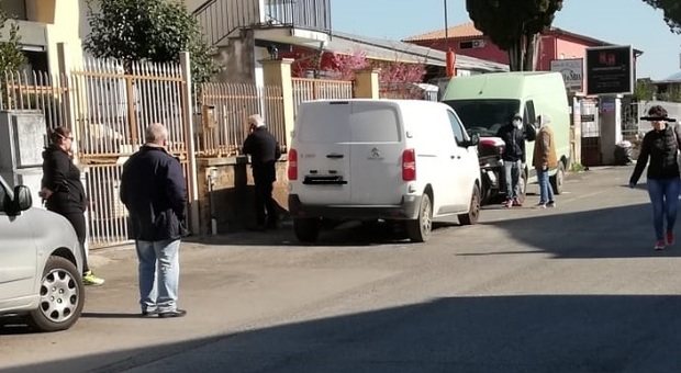 Caccia alle mascherine, a Civita Castellana file ai magazzini che riforniscono le aziende ceramiche