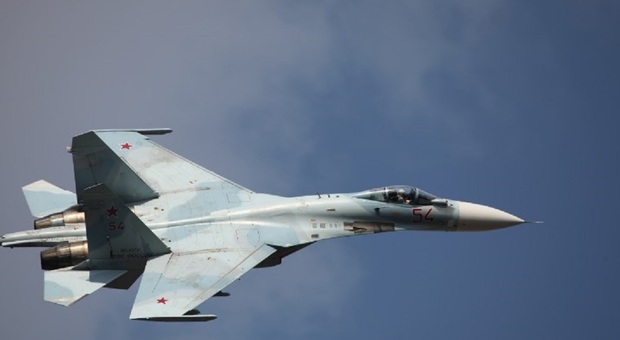 Mosca: «Un jet russo ha intercettato un drone Usa ai nostri confini». Cosa è il caccia Sukhoi-27