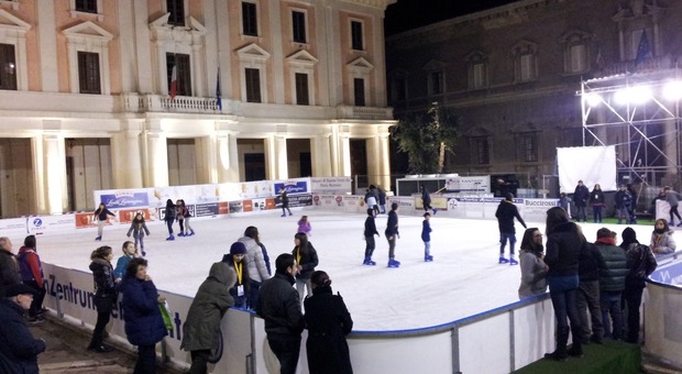 La pista di pattinaggio sul ghiaccio in piazza Roma