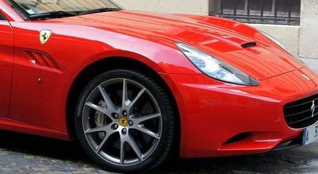 Con la Ferrari non pagano l'autostrada: mamma di 11 figli con una lunga fedina penale nei guai