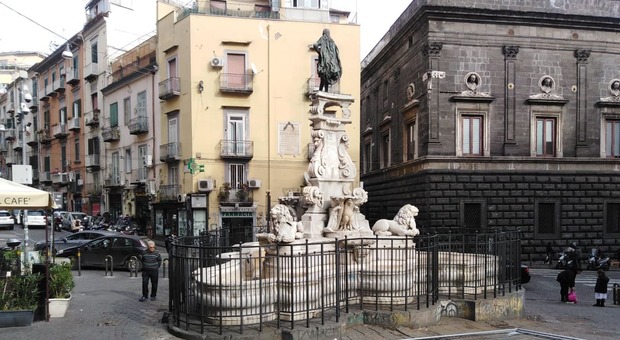 Napoli, completata la recinzione anti-vandali della fontana di Monteoliveto