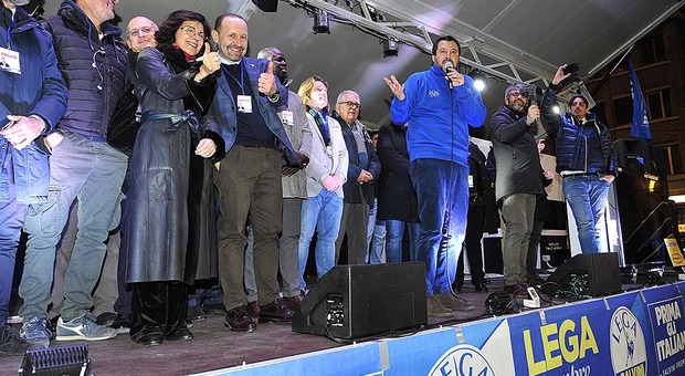 Piazza piena per Salvini: «Prima il progetto poi il candidato per le Regionali. Ma libererò le Marche dal Pd»
