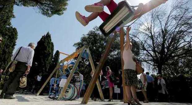 Parco Nemorense, inaugurata altalena disabili tra applausi e proteste