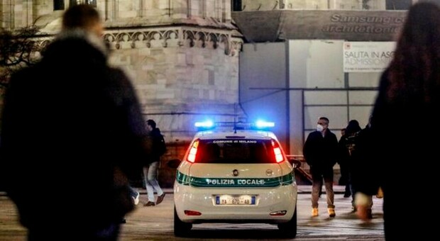 Quattro trapper scatenano il panico a Milano: calci e pugni a un vigilante di McDonald's, poi accoltellano un ragazzo