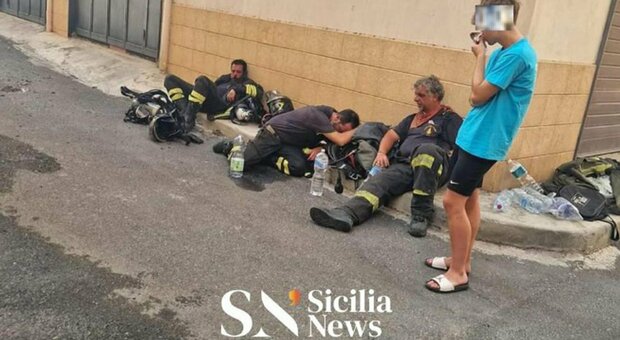 I vigili del fuoco di Carlentini, stravolti dalla fatica dopo ore e ore di lavoro (foto Sicilia News)