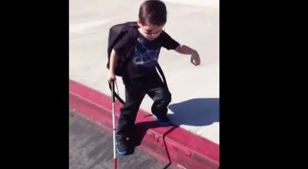 Bimbo di 4 anni cieco scende per la prima volta da solo dal marciapiede, il video commuove il web