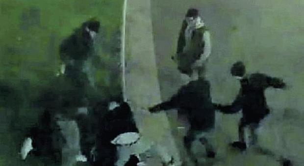 Rissa in piazza Cavour, caccia ai complici dei 7 ragazzi arrestati