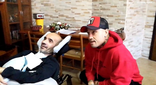 Cagliari, Nainggolan incontra il tifoso malato di sclerosi (foto tratta da unionesarda.it)