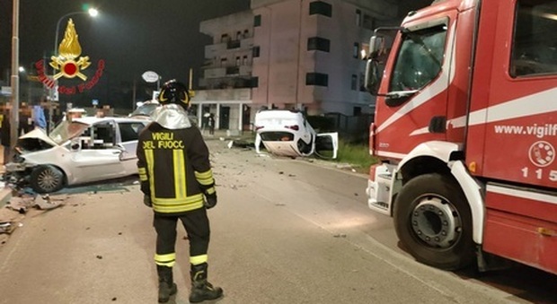 Scontro tra auto nel Casertano, feriti salvati dai vigili del fuoco