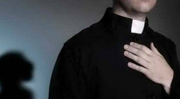 Tenta di estorcere denaro a un prete con la violenza: arrestato un 49enne nel Napoletano