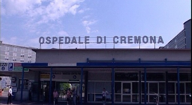 Massacra la moglie a colpi di mannaia e ferisce un bimbo di 3 anni, orrore a Cremona