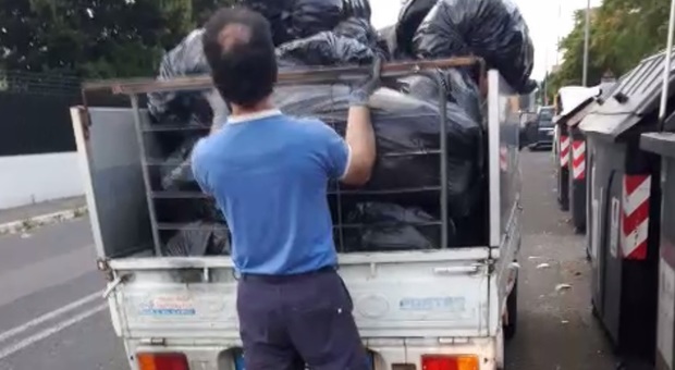 L'uomo filmato mentre smaltiva irregolarmente i rifiuti