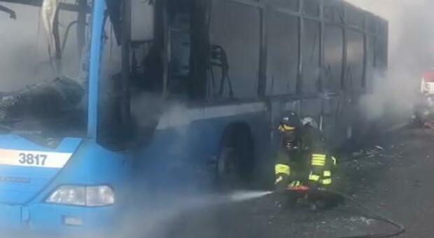 Ctp, bus distrutto da un incendio sulla Nola-Villa Literno