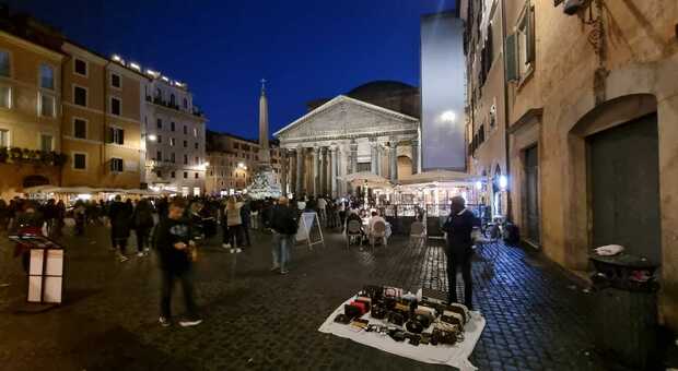 Roma, da Navona al Pantheon: l’assalto degli abusivi