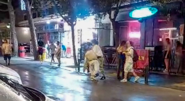 Jesolo, allerta baby gang tra coltelli e minacce sulle spiagge: 7 sanzioni e 3 daspo