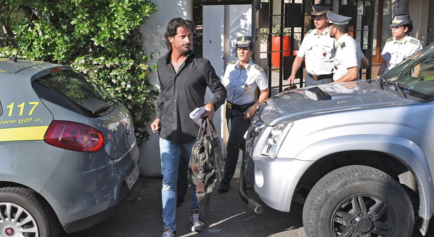 Il sindaco Claudio arrestato dalla Guardia di Finanza mentre esce dalla caserma per andare in carcere