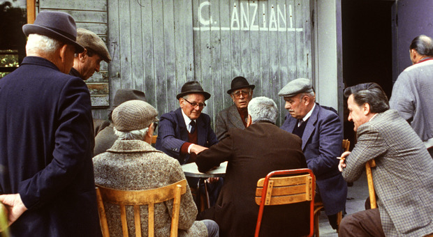 Una foto d'archivio di un gruppo di anziani che gioca a carte in un circolo ricreativo. Archivio Ansa