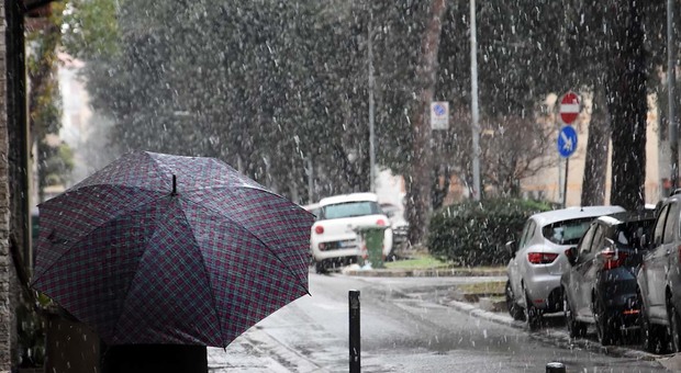 Maltempo, Italia ancora al gelo: pioggia e neve al Centro-Sud. La «tregua» solo sabato