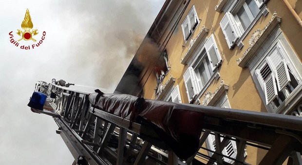 Appartamento a fuoco, 5 alloggi inagibili e palazzo evacuato