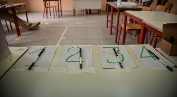 Elezioni regionali 2020, schede timbrate nascoste in un cassetto: a Procida intervengono i carabinieri