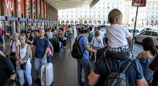 Roma a piedi, pochi bus e metro: assalto ai taxi e al car sharing, il servizio va in tilt