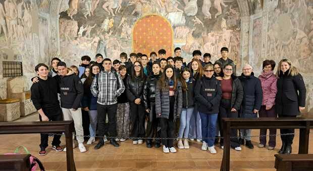 Gli studenti del Rosatelli in visita all'oratorio di San Pietro Martire all'interno della Caserma Verdirosi