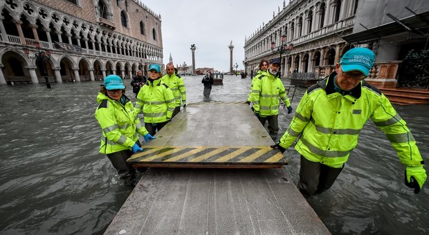 Venezia, allerta acqua alta a 154 centimetri: atteso nuovo picco. Chiusa Piazza San Marco