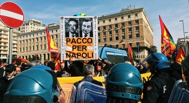Draghi a Napoli, la contestazione mentre si firma il Patto per Napoli: «È un pacco per la città»