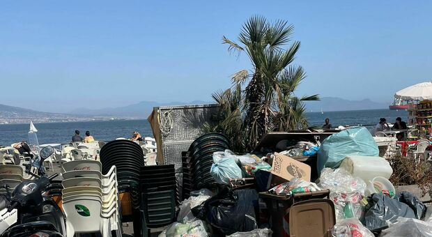 Degrado a Napoli, cumuli di rifiuti sul lungomare: invia la tua segnalazione