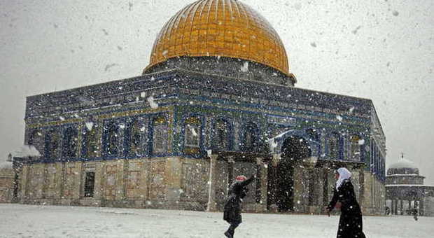Gerusalemme, nevicata record paralizza la città santa. Automobilisti bloccati sulle strade