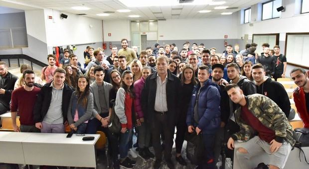 Franco Porzio e gli studenti della Parthenope (foto di Rosario Caramiello)