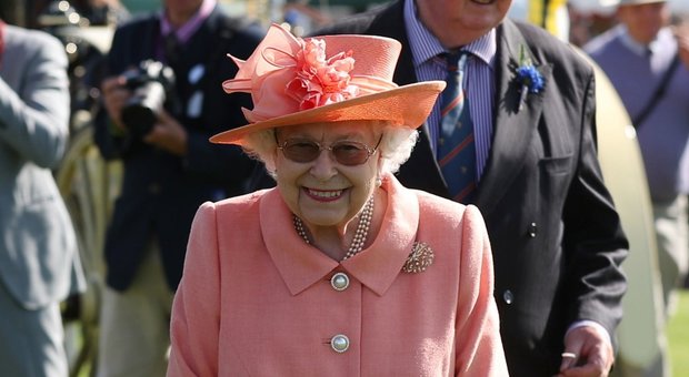 Ansia per la regina Elisabetta: «E' giù di corda», annullata la partecipazione a un evento