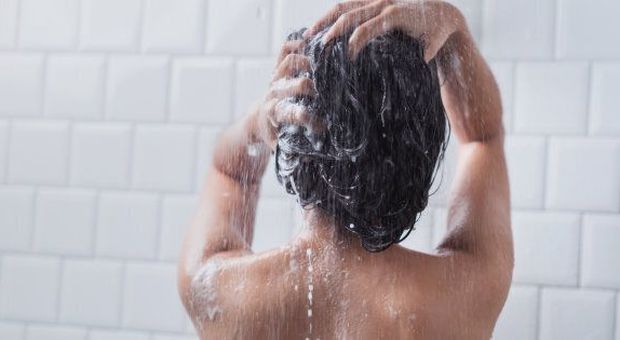 Tre ragazze spiate e filmate sotto la doccia: nei guai due minorenni