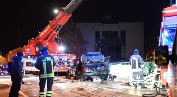 Incidente a Portogruaro, auto finisce in un canale: 3 morti, due ragazzi e una ragazza. Lo schianto nella notte