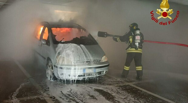 Camerano, auto va a fuoco nel garage sotterraneo dell'Ikea: scatta l'evacuazione di clienti e dipendenti