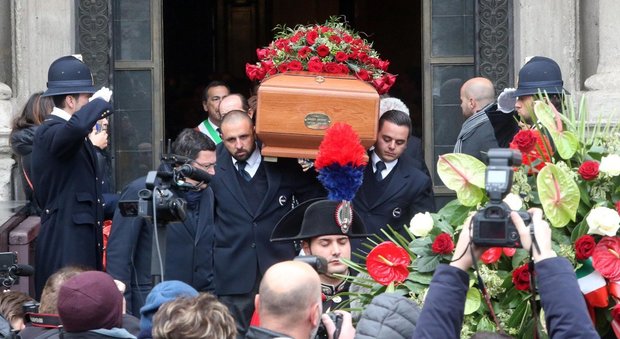 Veronesi, il funerale laico a Milano tra gli applausi